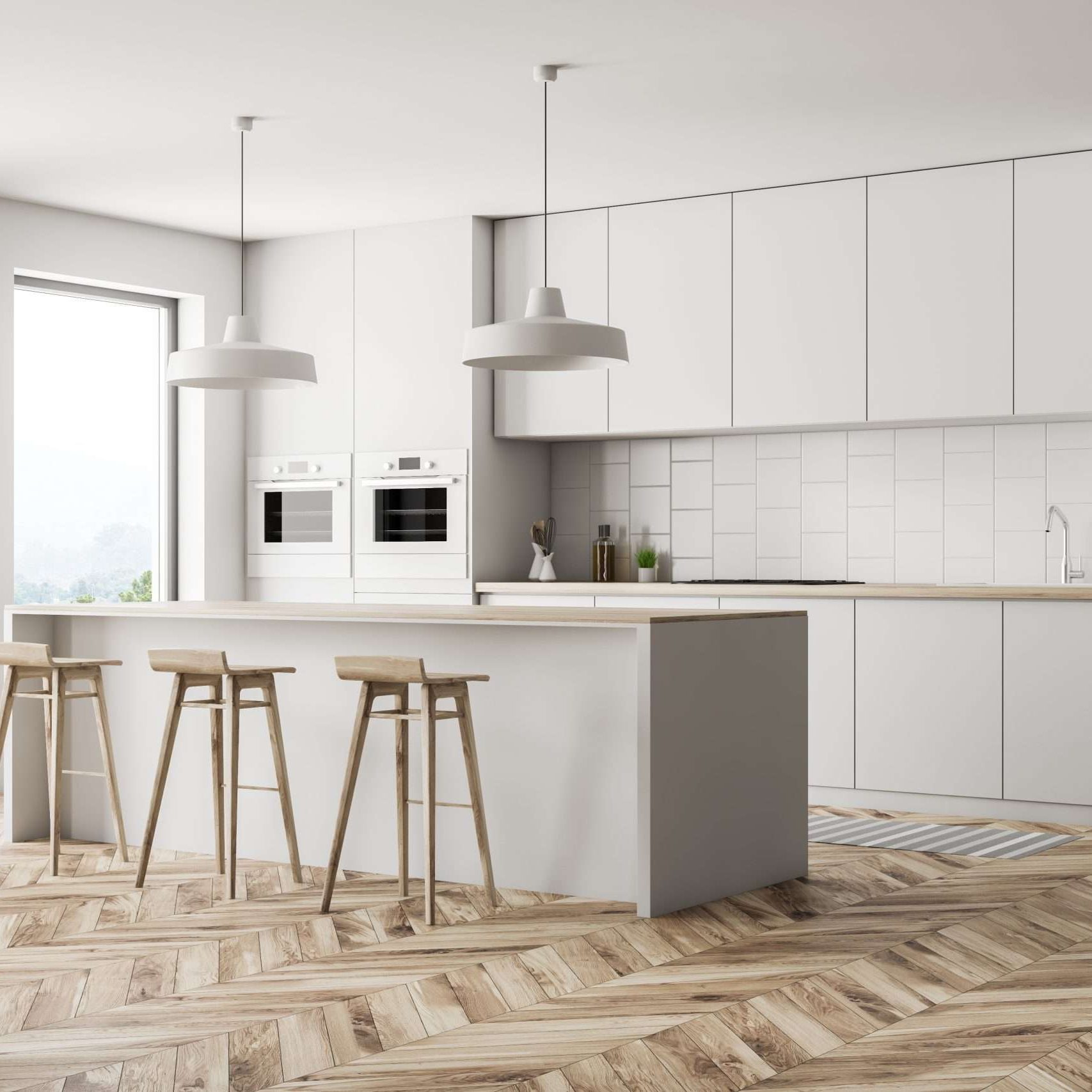 White kitchen corner with bar