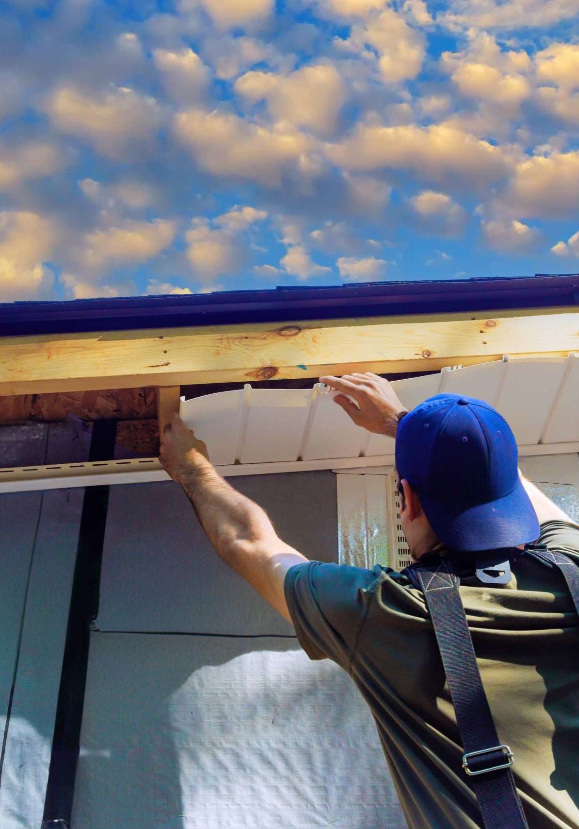 Placing vinyl soffit in a new building